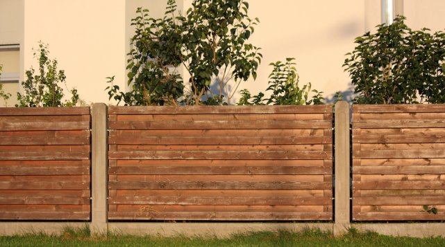 Деревянный забор: современные идеи создания красивой и надежной конструкции