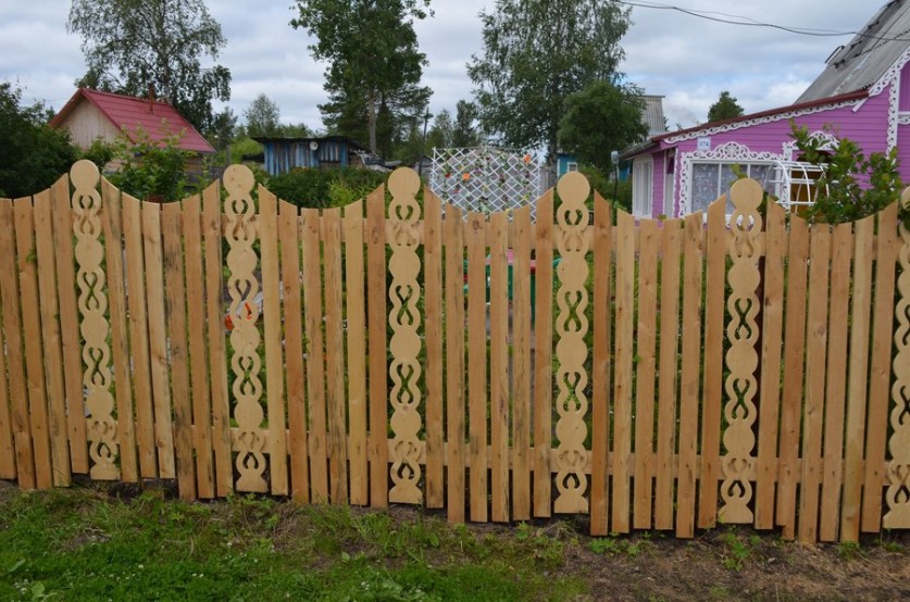Деревянный забор: современные идеи создания красивой и надежной конструкции