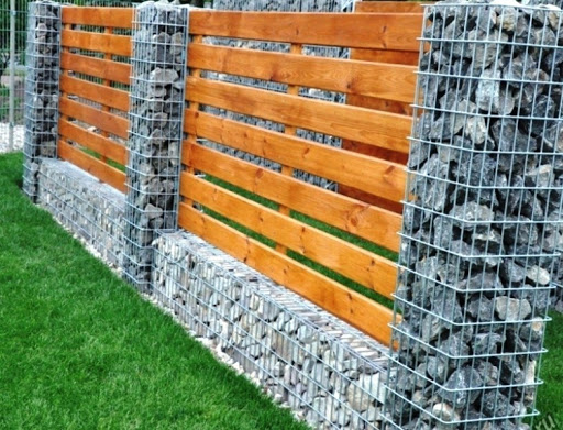 Деревянный забор: современные идеи создания красивой и надежной конструкции