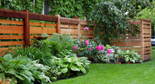 Деревянный забор: современные идеи создания красивой и надежной конструкции