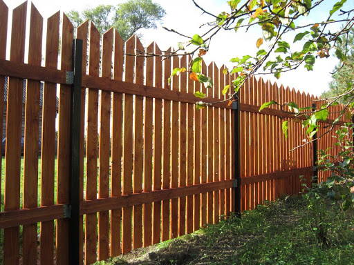 Деревянный забор: современные идеи создания красивой и надежной конструкции