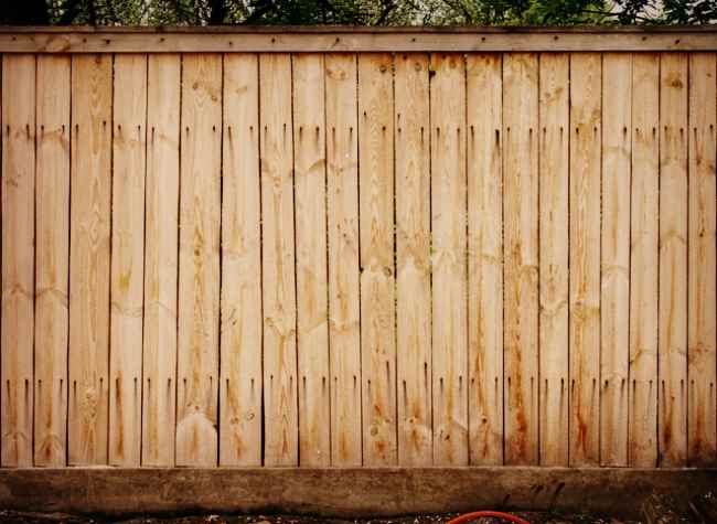 Деревянный забор: современные идеи создания красивой и надежной конструкции