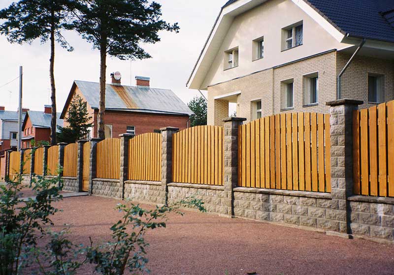 Деревянный забор: современные идеи создания красивой и надежной конструкции