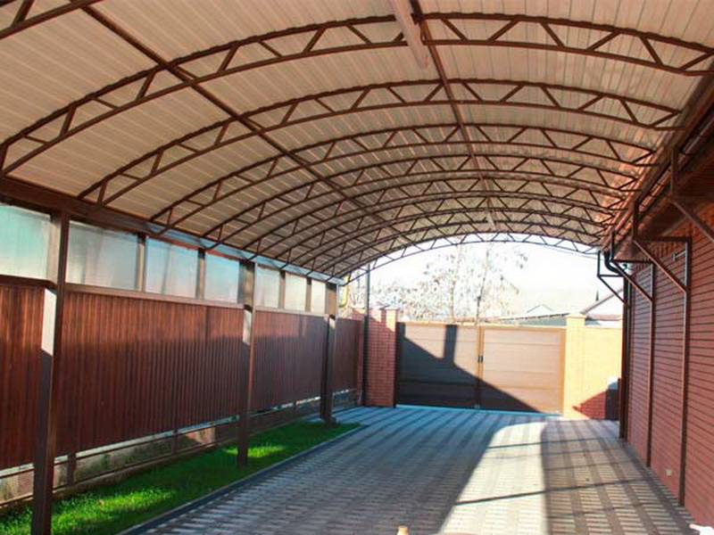 Современные навесы в ландшафтном дизайне: советы по выбору вида и материала