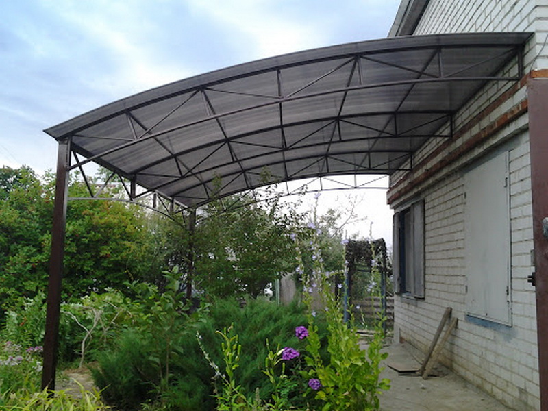 Современные навесы в ландшафтном дизайне: советы по выбору вида и материала