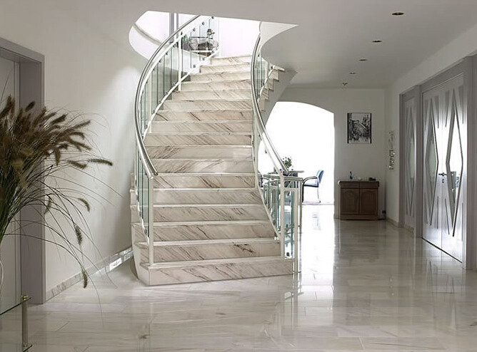 Лестницы из мрамора – гармония стиля и практичности
