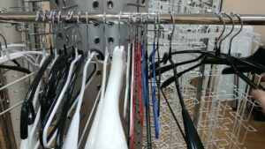 МЕТАЛЛИЧЕСКИЕ ВЕШАЛКИ И ПЛЕЧИКИ ДЛЯ ОДЕЖДЫ