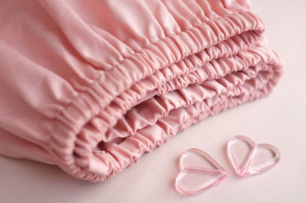 ПРЕИМУЩЕСТВА ПРОСТЫНИ НА РЕЗИНКЕ – КАК ВЫБРАТЬ, И ЕСТЬ ЛИ НЕДОСТАТКИ?