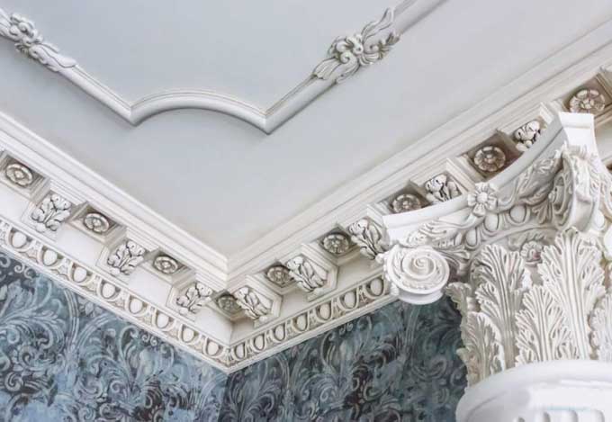 Особенности и преимущества гипсовой лепнины