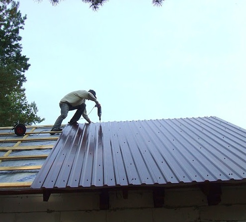 В чем универсальность использования профилированного листа – почему стоит выбрать именно его?