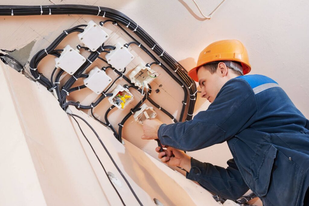 Преимущества услуги электромонтажных работ