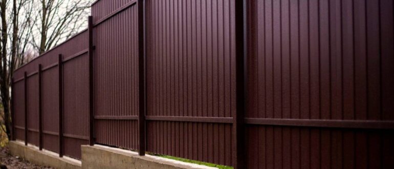 Профнастил для забора — особенности выбора