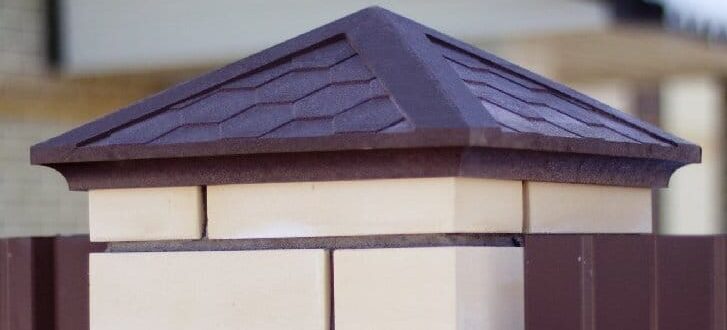 Колпаки на столбы для забора из песчаного композита — особенности