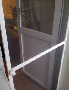 1671575288_idei-club-p-moskitnaya-dver-na-balkon-dizain-oboi-44