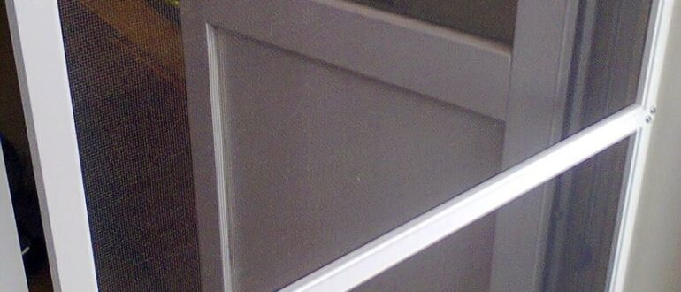 Как выбрать москитную сетку на балконную дверь