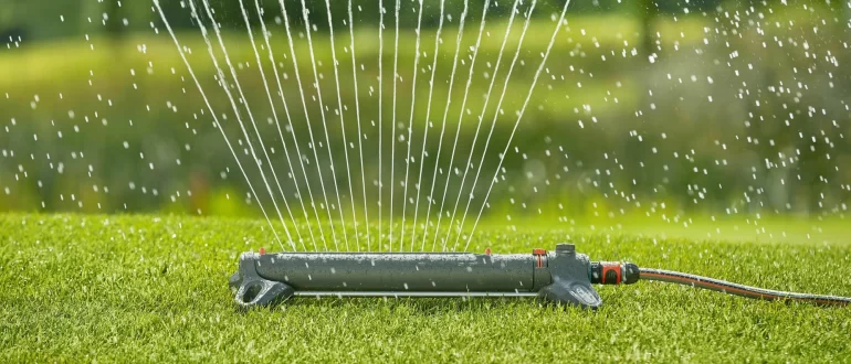 Как выбрать дождеватели для полива газона