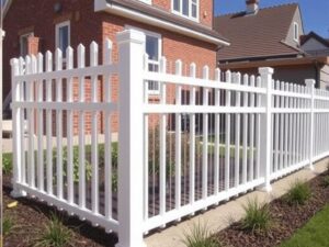 Заборы из поликарбоната: стиль, прочность и простота в одном