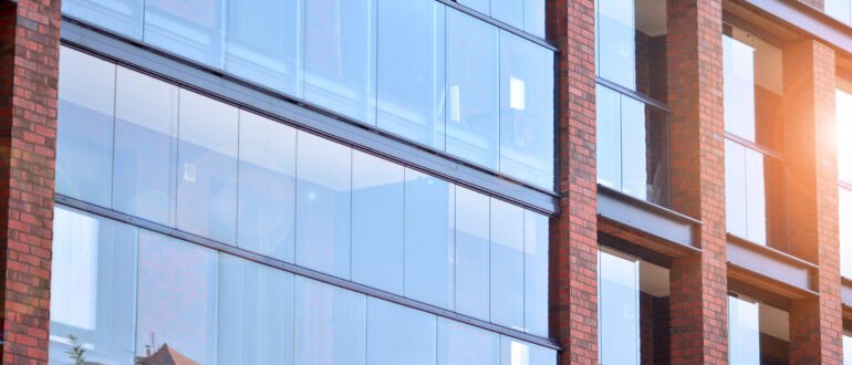 Алюминиевое фасадное остекление: эффективное решение для коммерческой недвижимости