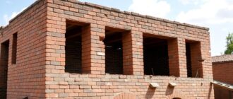 Фатальные ошибки в кирпичном строительстве: почему появляются трещины и как их избежать